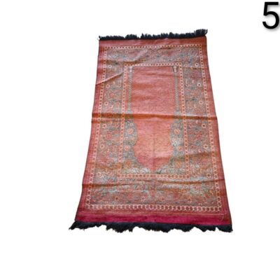Turkish prayer rug in red and green for rent for events, advertising, films and series.