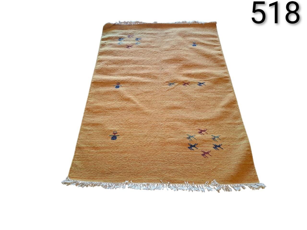 Alfombra tipo Gabbeh de lana, con un diseño tribal sencillo y colores vibrantes alquiler para eventos, publicidad, peliculas y series