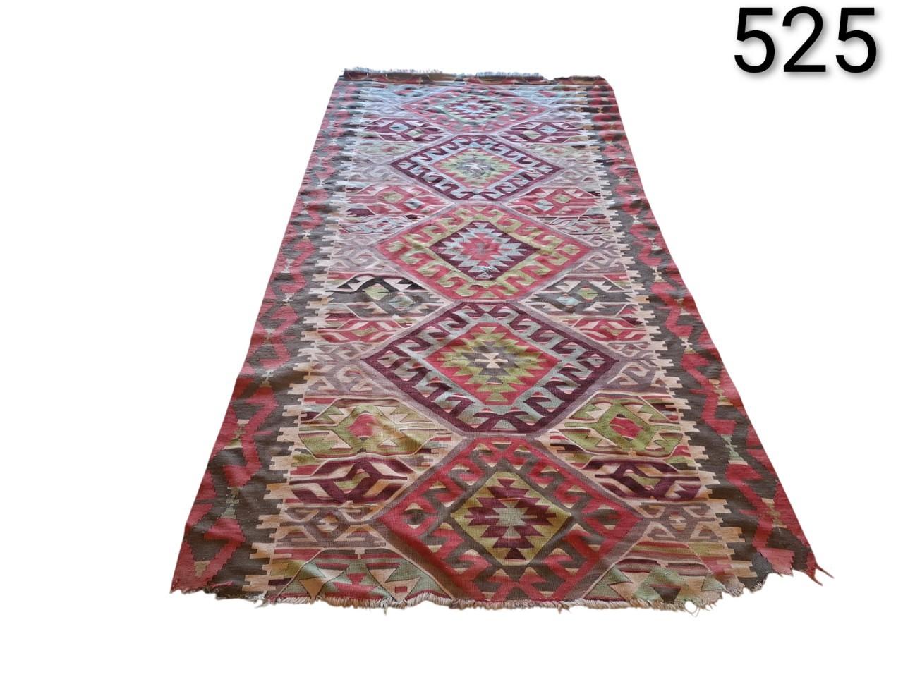 Alfombra turca Kilim de diseño geométrico tejido a mano en tonos rojos, verdes y morados alquiler para eventos, publicidad, peliculas y series