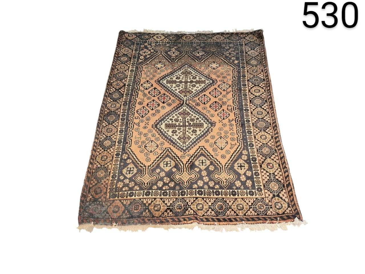 Alfombra Ersari de diseño tribal afgano con patrones geométricos en tonos beige y marrón alquiler para eventos, publicidad, peliculas y series