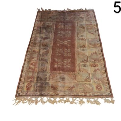 Small vintage style rug, possibly of Turkish or Anatolian origin, hand-knotted with wool and with a geometric design in earthy colours, for rent for events, advertising, films and series.