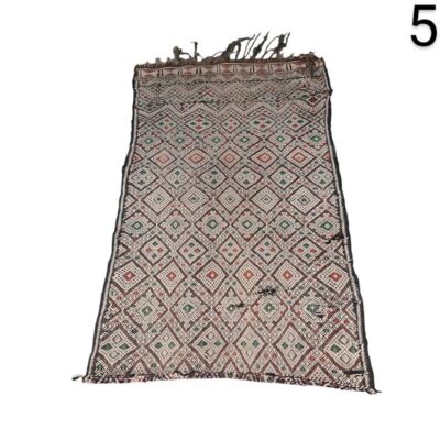 Vintage Moroccan Berber kilim rug, characterised by its intricate geometric patterns of diamonds in red, white and green tones on a dark background for events, public events, films and series.