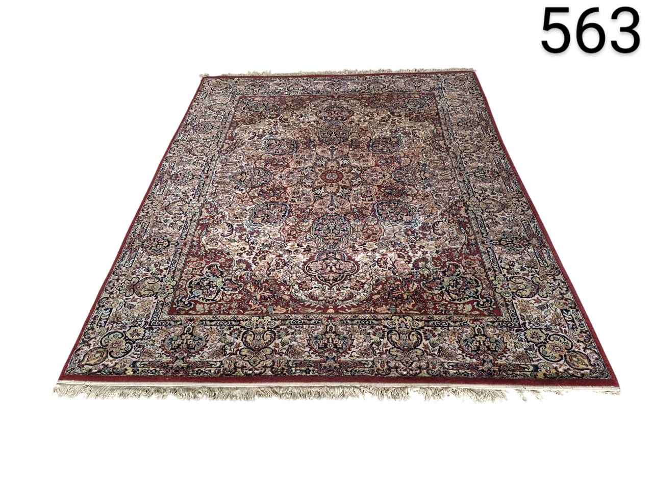 Alfombra de diseño oriental persa con un patrón clásico detallado alquiler para eventos, publicidad, peliculas y series