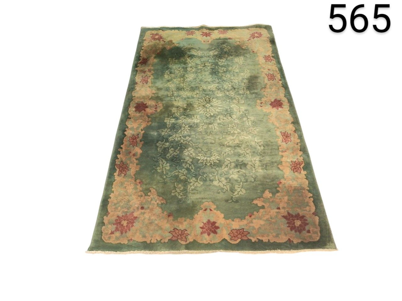 Alfombra china Art Déco vintage de los años 20 con un diseño floral verde alquiler para eventos, publicidad, peliculas y series