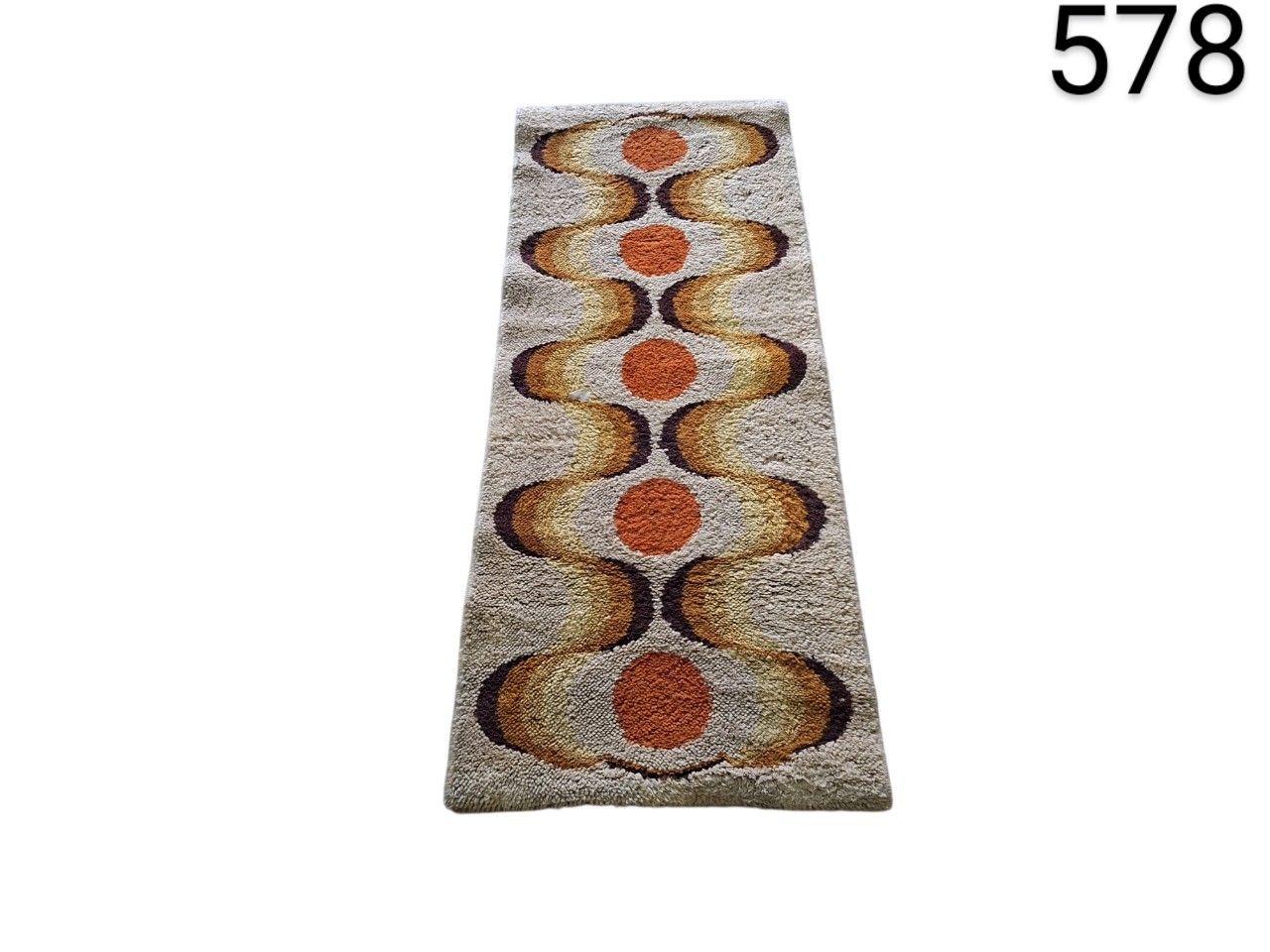 Alfombra de pasillo estilo Rya sueca de los años 70 con diseño geométrico naranja y marrón alquiler para eventos, publicidad, peliculas y series