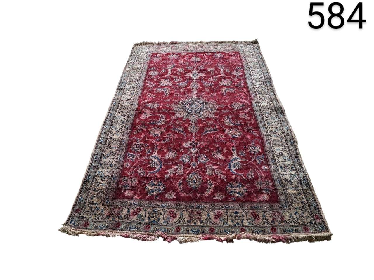 Alfombra oriental roja con un detallado diseño floral alquiler para eventos, publicidad, peliculas y series