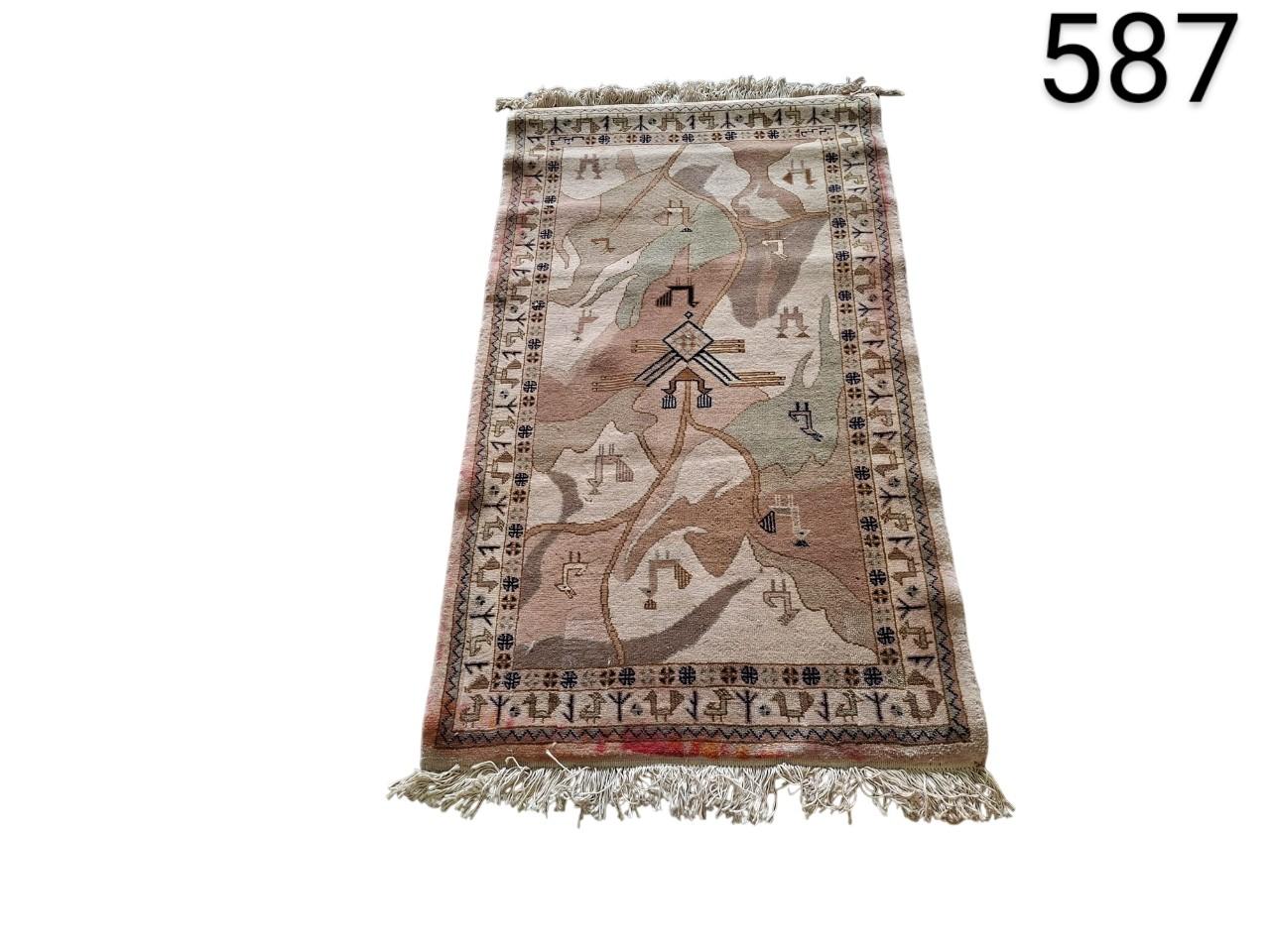 Alfombra de lana de estilo turco vintage con patrones geométricos en tonos beige y marrón alquiler para eventos, publicidad, peliculas y series