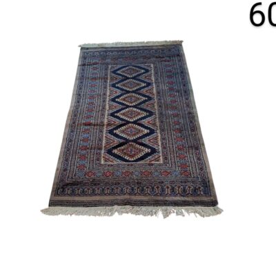 Alfombra parece ser una pieza oriental de estilo Bokhara, posiblemente tejida en Pakistán alquiler para eventos, publicidad, peliculas y series