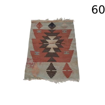 Alfombra Kilim turca vintage hecha a mano con lana en tonos terracota, gris y beige alquiler para eventos, publicidad, peliculas y series