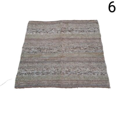Alfombra de área con un diseño de rayas en tonos neutros como gris, beige y blanco alquiler para eventos, publicidad, peliculas y series