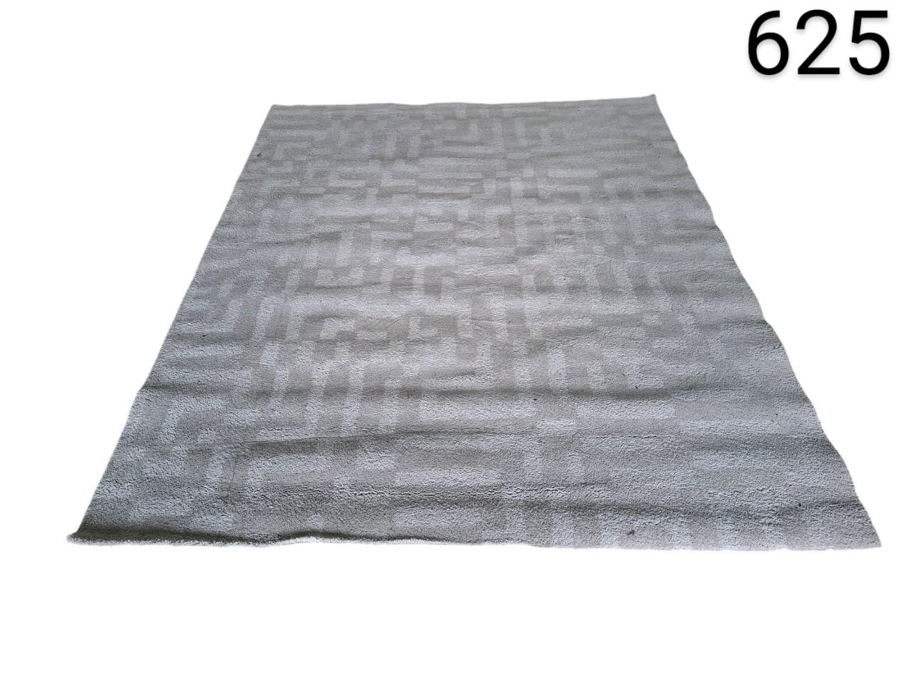 Benuta carpet from the Leo collection in light grey with a geometrical labyrinth design for rent for events, advertising, films and series.