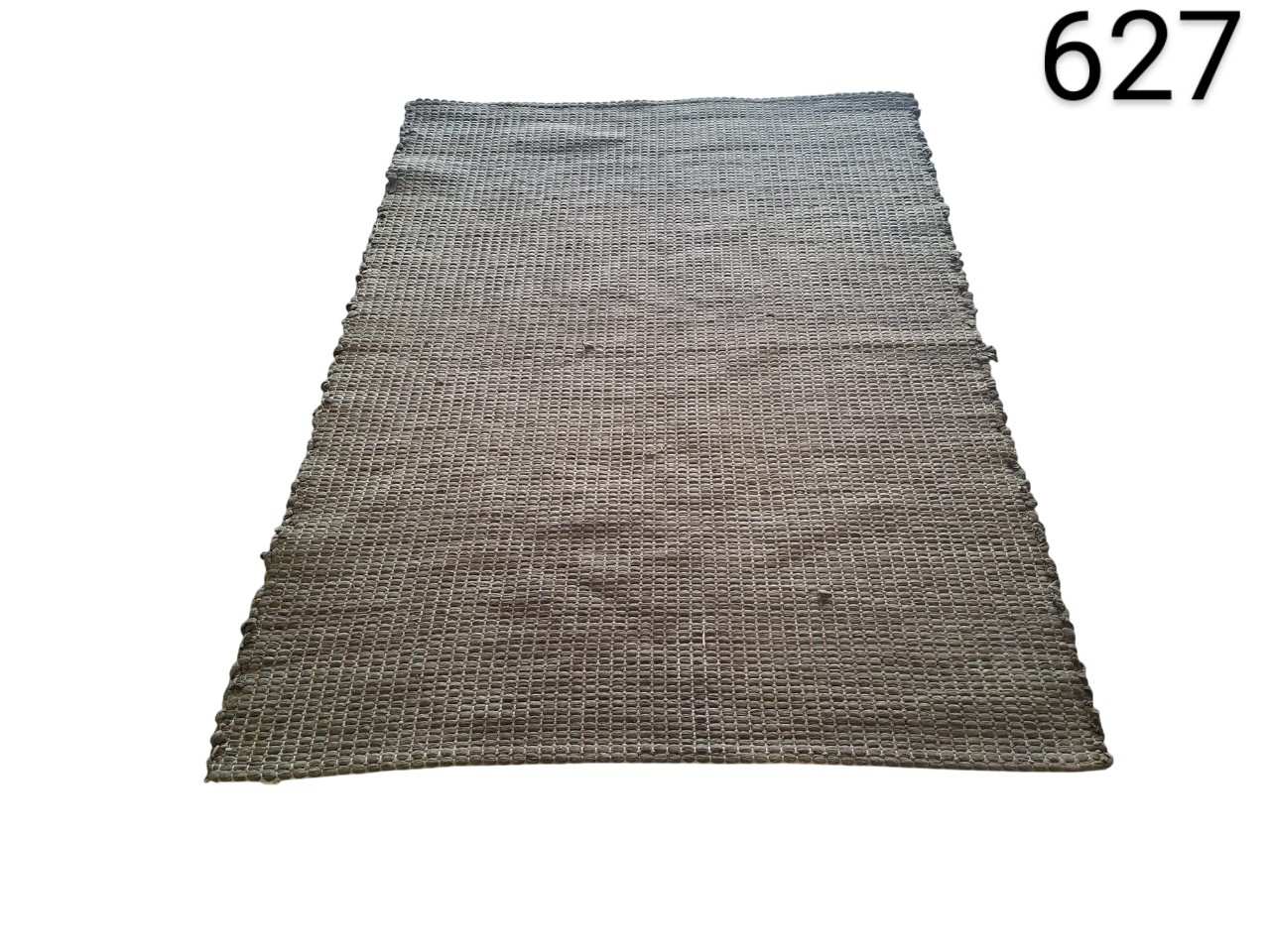 Alfombra trenzada de color gris que presenta una textura geométrica repetitiva alquiler para eventos, publicidad, peliculas y series