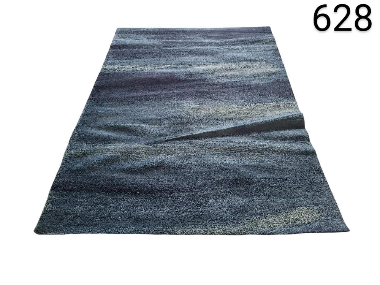 Alfombra IKEA modelo SÖNDERÖD de pelo largo con un diseño abstracto en tonos azules alquiler para eventos, publicidad, peliculas y series