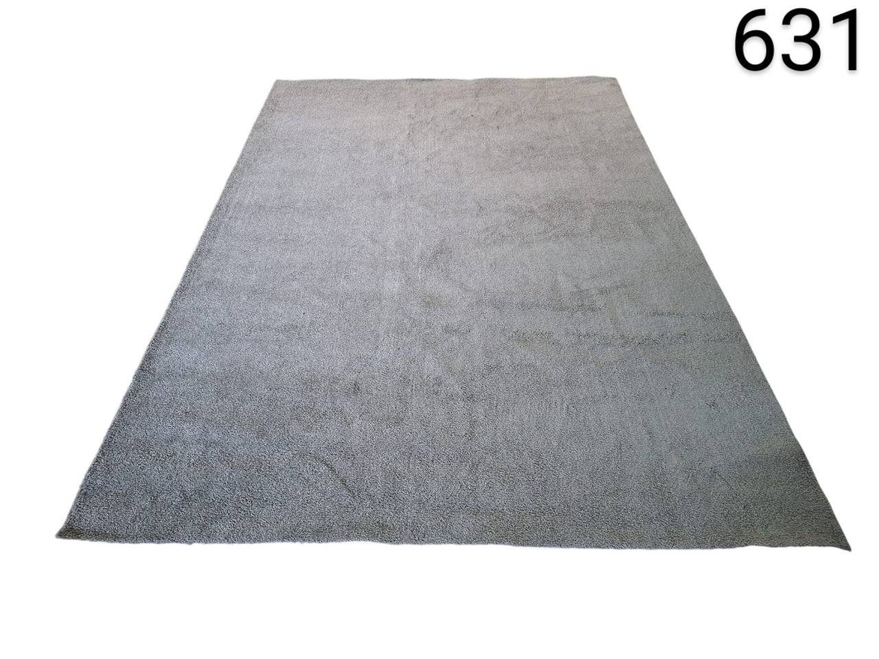 Alfombra tipo shaggy de color gris de la marca Paco Home alquiler para eventos, publicidad, peliculas y series