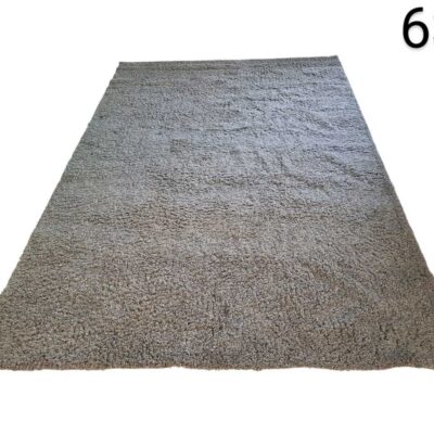 Long pile carpet, similar to shaggy style models in grey colour for rent for events, advertising, movies and series.