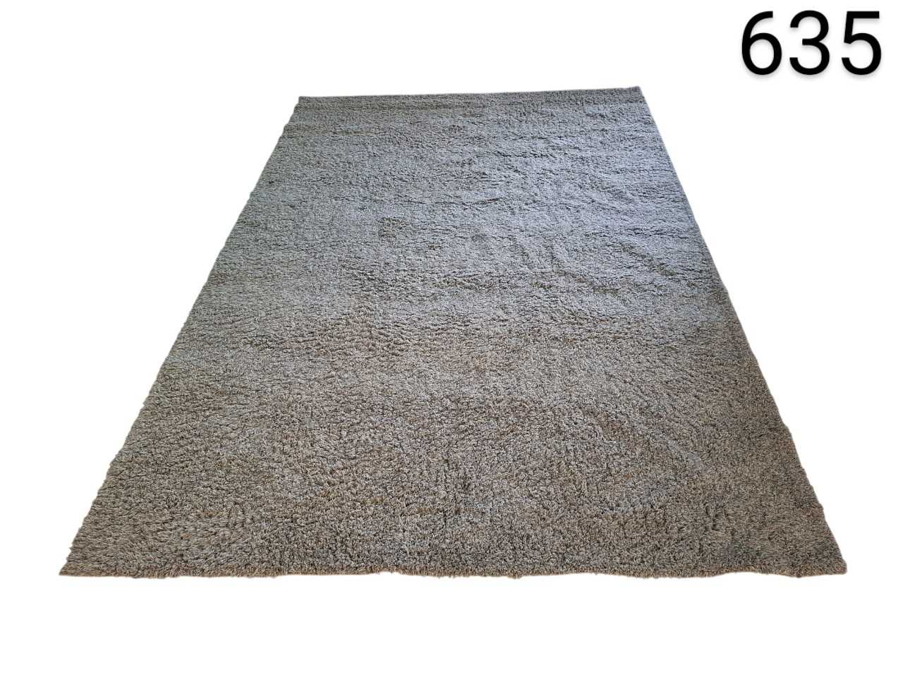 Long pile carpet, similar to shaggy style models in grey colour for rent for events, advertising, movies and series.