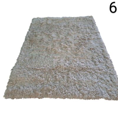 Alfombra moderna tipo Shaggy de pelo largo y color beige alquiler para eventos, publicidad, peliculas y series