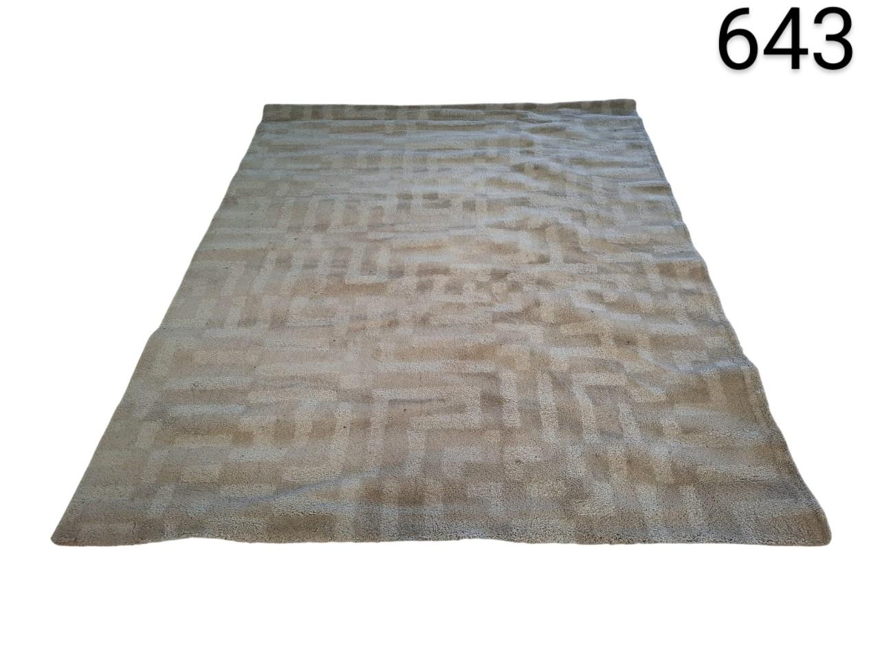 Alfombra rectangular moderna con un patrón geométrico en tonos beige y neutros alquiler para eventos, publicidad, peliculas y series
