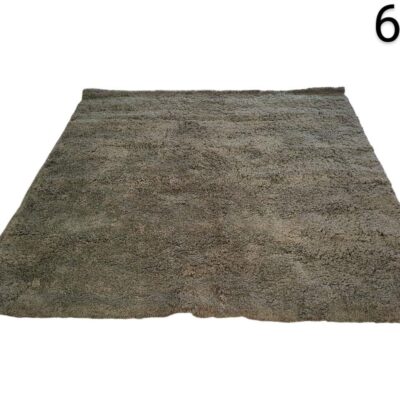 Long pile, shaggy type carpet with a solid colour design and fluffy texture for rent for events, advertising, movies and series.
