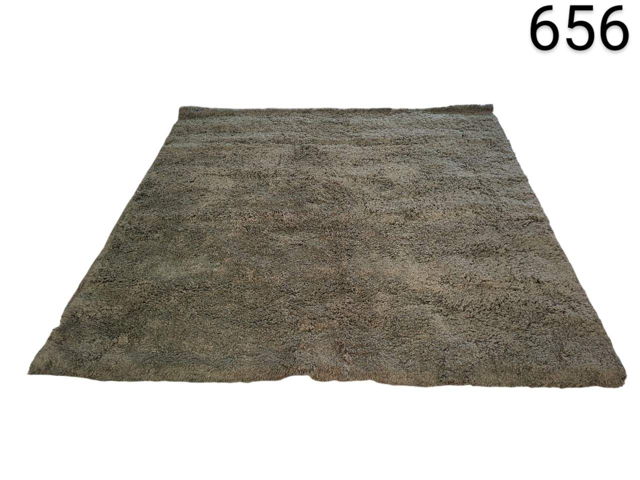 Long pile, shaggy type carpet with a solid colour design and fluffy texture for rent for events, advertising, movies and series.