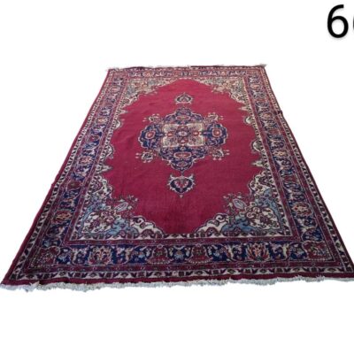 Alfombra persa vintage de lana con un medallón central en tonos rojos y azul marino alquiler para eventos, publicidad, peliculas y series