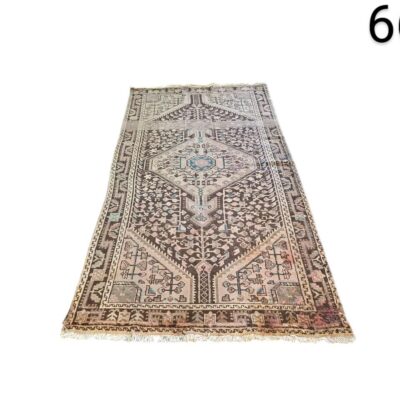 Alfombra es una pieza vintage de lana anudada a mano, posiblemente de estilo persa o turco alquiler para eventos, publicidad, pelicuals y series