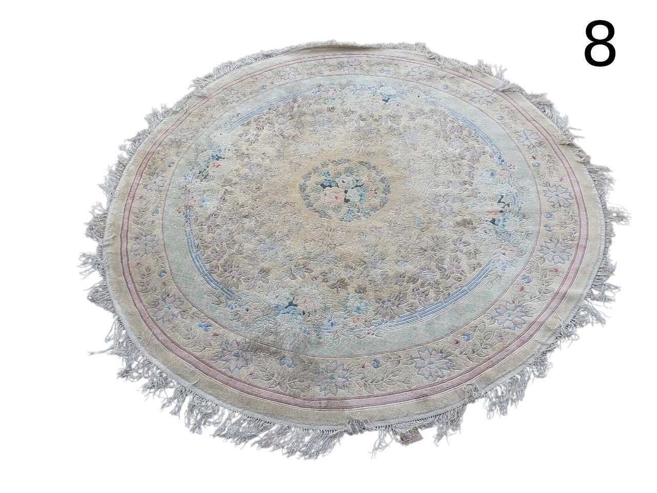Round Persian Tabriz rug in ecru with delicate floral patterns and accents in blue and pink, finished with a fringed border for events, advertising, films and series.