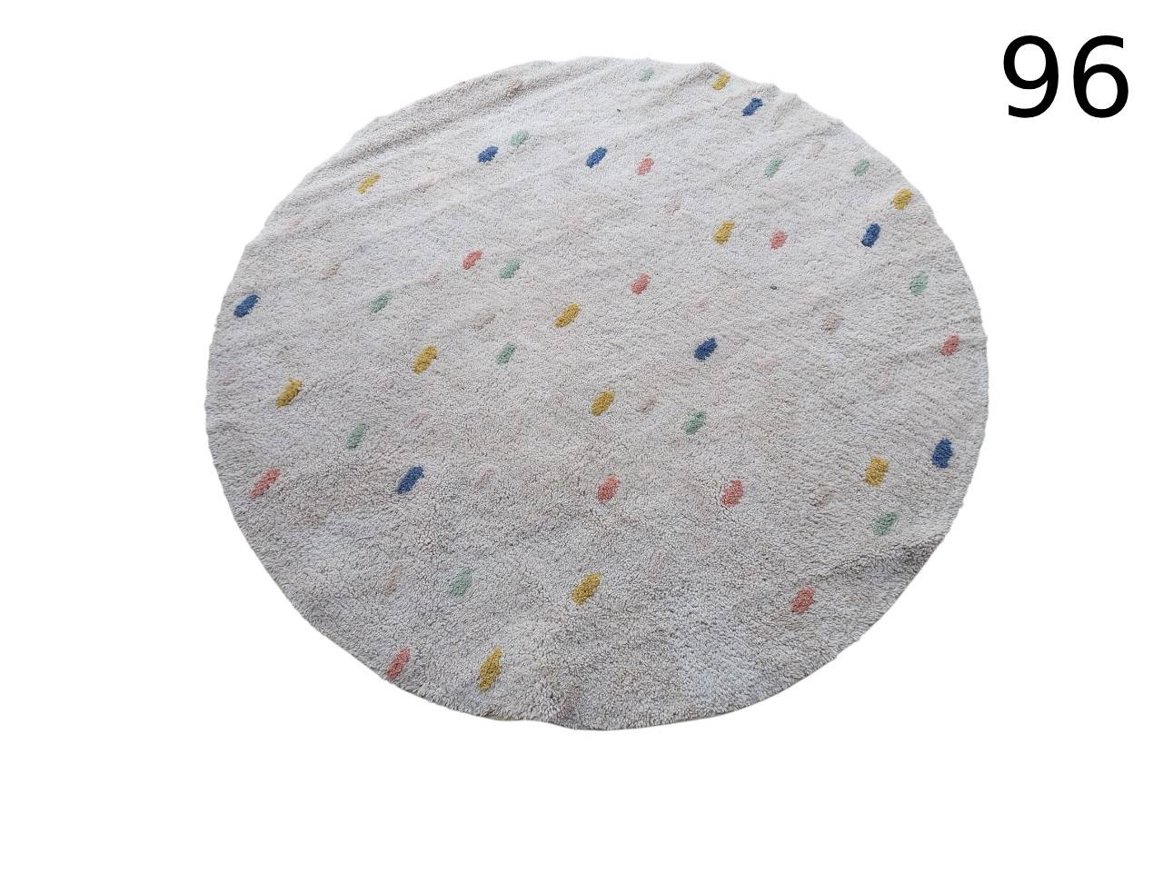 Alfombra infantil redonda de algodón de Zara Home con diseño de lunares multicolor sobre fondo blanco roto alquiler para eventos, publicidad, peliculas y eventos
