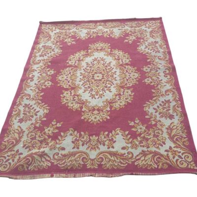 Alfombra Aubusson tradicional de lana, de color rosa y marfil de corte clásico. Alquiler para eventos, publicidad, series y peliculas.
