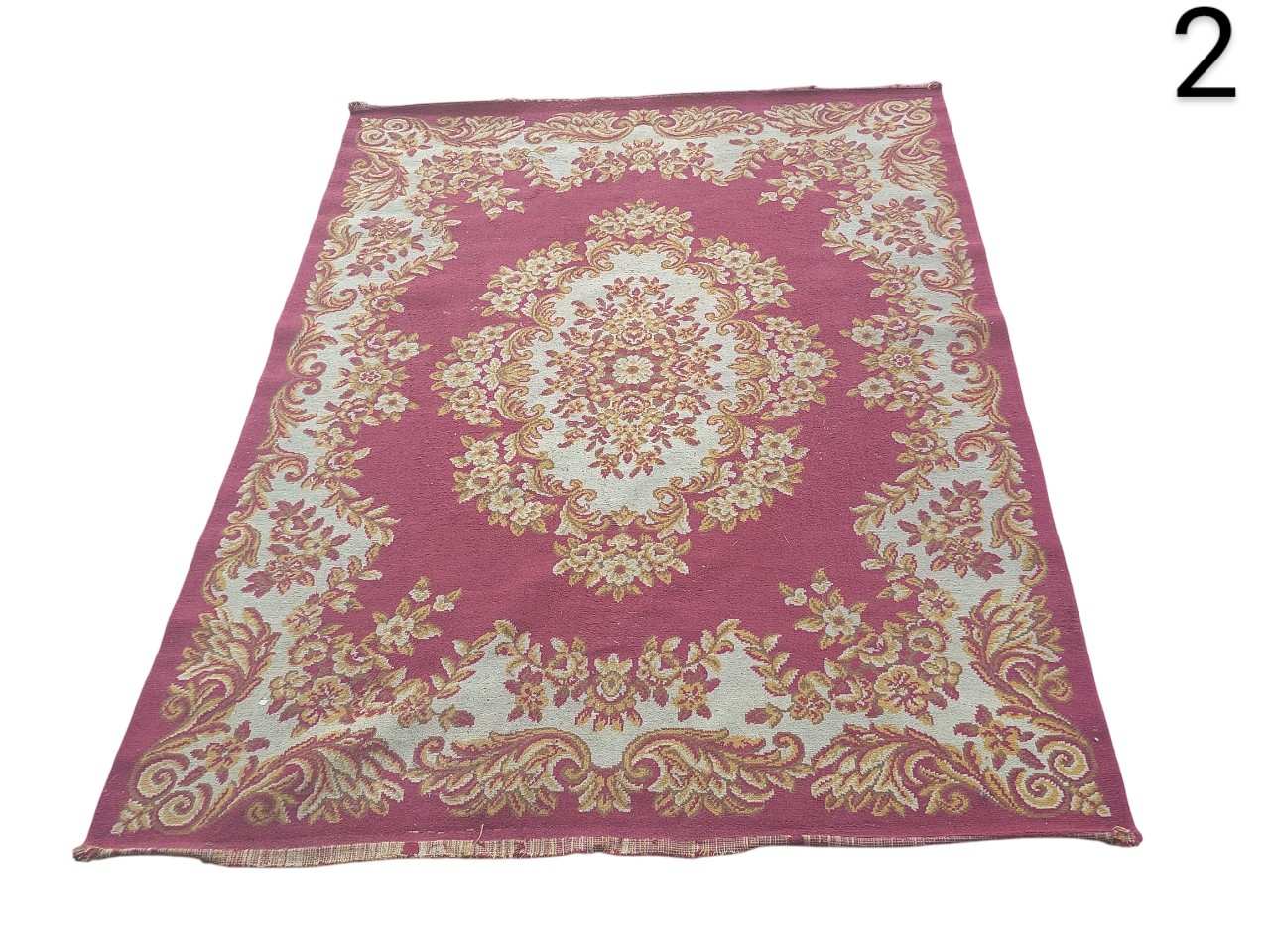 Alfombra Aubusson tradicional de lana, de color rosa y marfil de corte clásico. Alquiler para eventos, publicidad, series y peliculas.