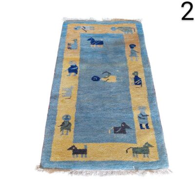 Alfombra Gabbeh azul y camel con flecos y un patrón de figuras tejida a mano en lana alquiler para eventos, publicidad, peliculas y series
