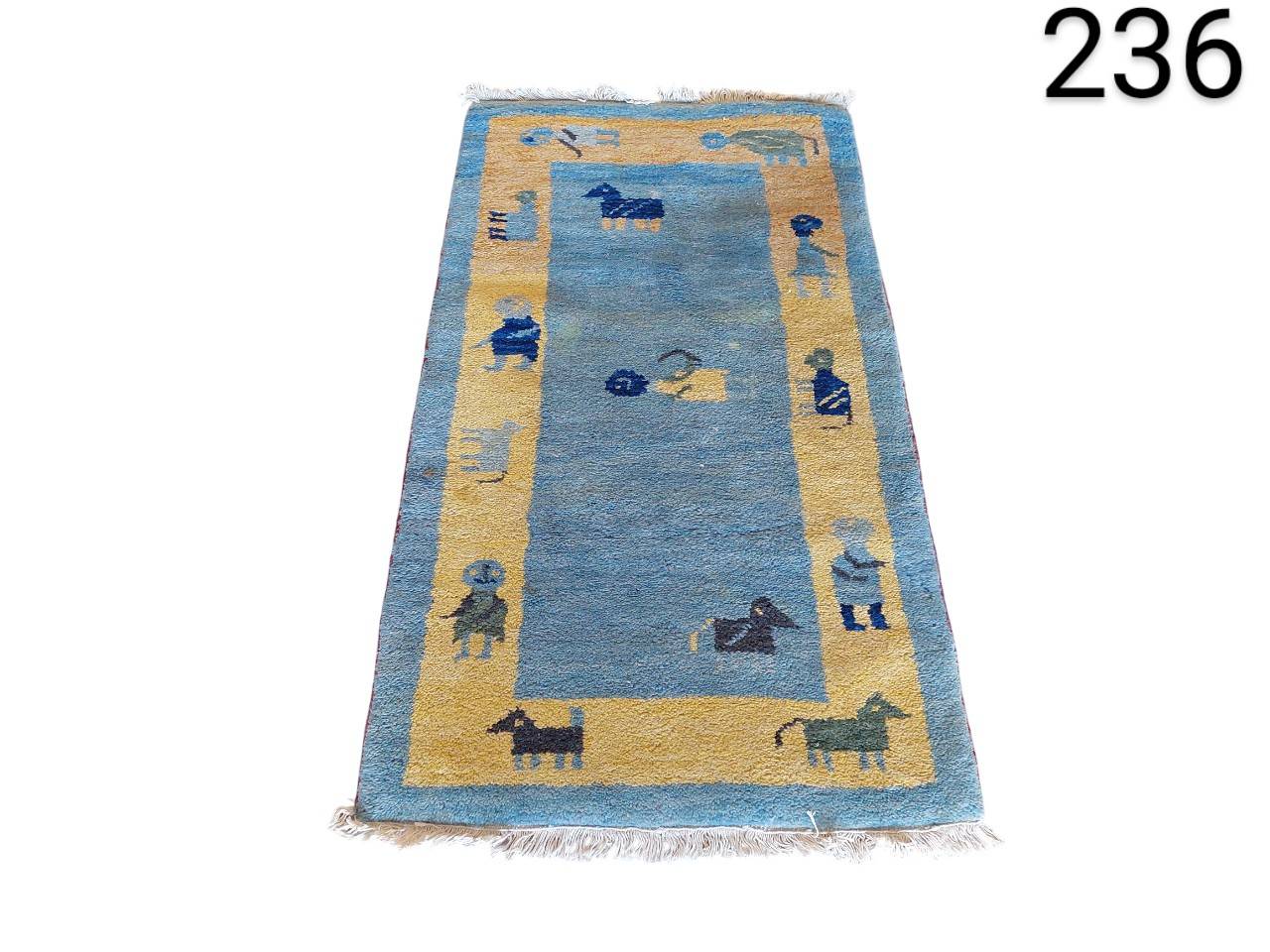 Alfombra Gabbeh azul y camel con flecos y un patrón de figuras tejida a mano en lana alquiler para eventos, publicidad, peliculas y series