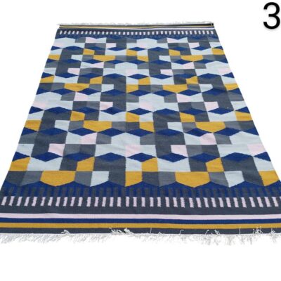Alfombra IKEA Tårbäk con patrón geométrico azul, amarillo y gris alquiler para eventos, publicidad, peliculas y series