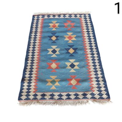Alfombra Kelim Gashgai de lana tejida a mano con patrones geométricos en azul, rojo y beige alquiler para eventos, publciidad, peliculas y series