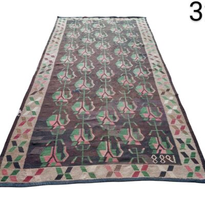 Alfombra Kilim Ikat vintage de lana con patrón geométrico en tonos marrones y rosas alquiler para eventos, publicidad, peliculas y series