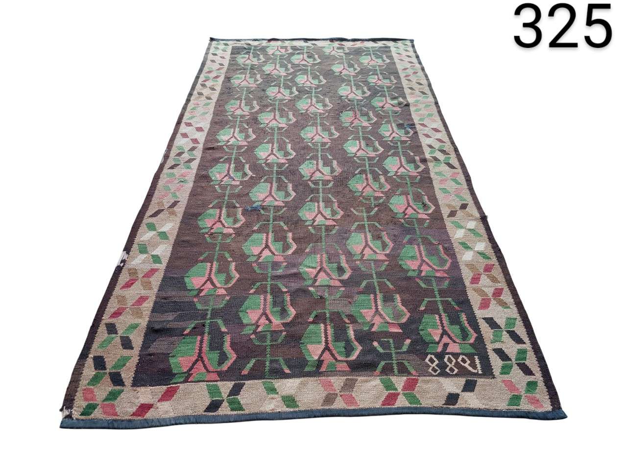 Alfombra Kilim Ikat vintage de lana con patrón geométrico en tonos marrones y rosas alquiler para eventos, publicidad, peliculas y series