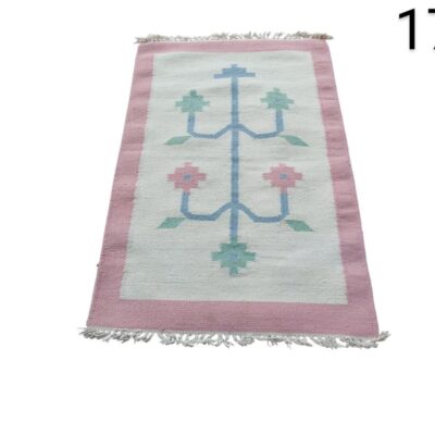 Alfombra Kilim artesanal de lana con estampado floral en tonos rosa, azul y verde alquiler para eventos, publicidad, peliculas y series