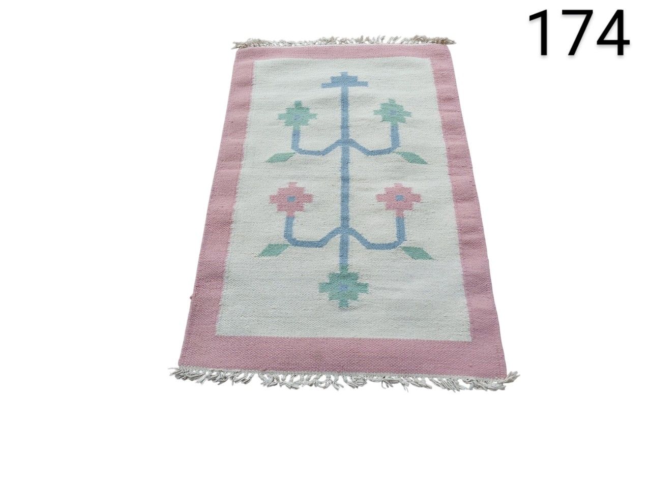 Alfombra Kilim artesanal de lana con estampado floral en tonos rosa, azul y verde alquiler para eventos, publicidad, peliculas y series