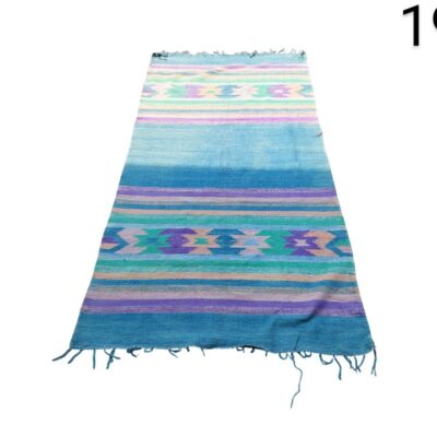 Alfombra tipo Kilim tejida a mano con un diseño geométrico de rayas en tonos azules y púrpuras alquiler para eventos, publicidad, peliculas y series