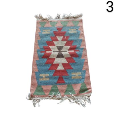 Alfombra Kilim turca vintage de lana con un diseño étnico y geométrico en tonos rojos y azules alquiler para eventos, publicidad, peliculas y series