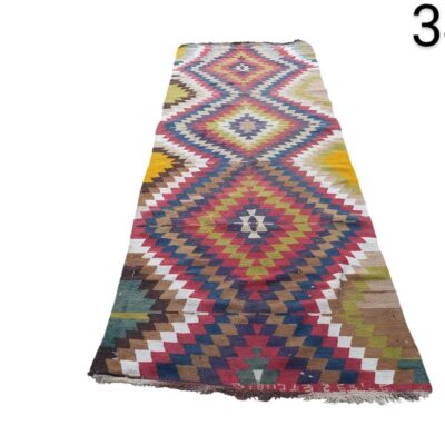 Alfombra tipo Kilim de origen turco, caracterizada por sus patrones geométricos vibrantes y su técnica de tejido plano alquiler para eventos, publicidad, peliculas y series