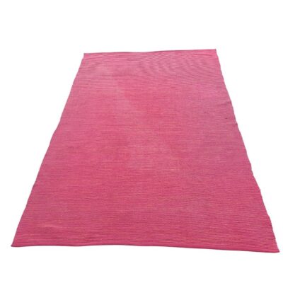 Alfombra Pappelina Mono rosa tejida en plástico alquiler para eventos, publicidad, series y peliculas
