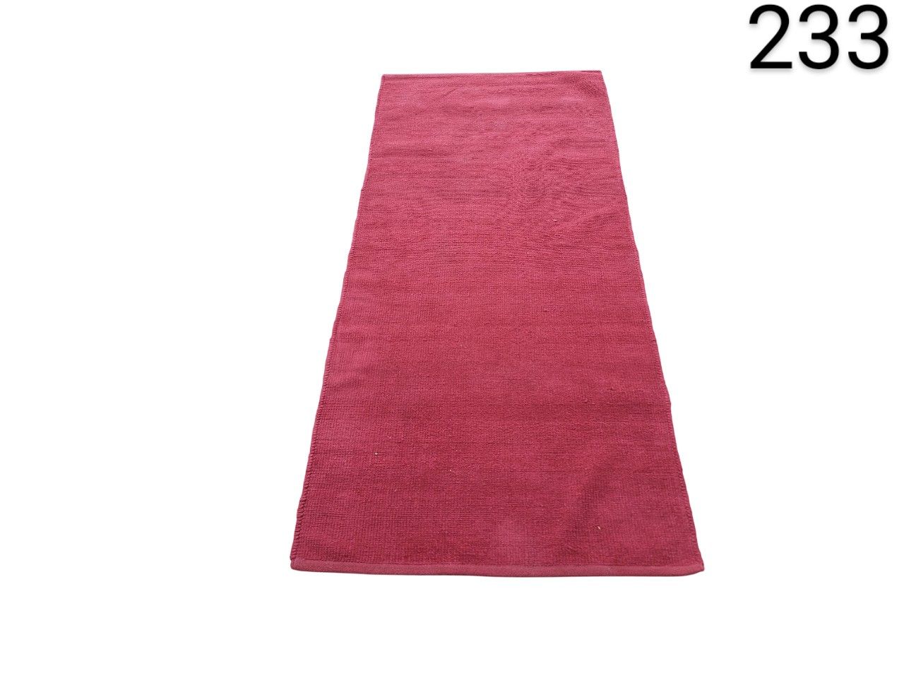 Alfombra de pasillo Rugvista Handloom Fringes en color rojo oscuro alquiler para eventos, publicidad, peliculas y series