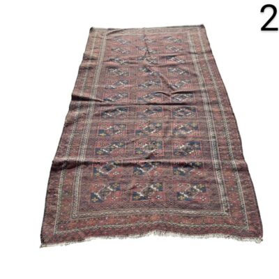 Alfombra afgana Baluch de lana anudada a mano, con un diseño geométrico tribal y colores rojo y azul alquiler para eventos, publicidad, peliculas y series