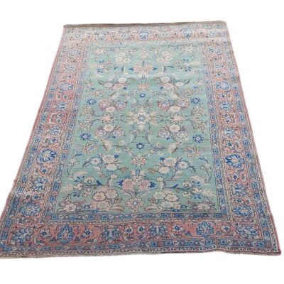 Alfombra antigua de Tabriz con un diseño floral tradicional en tonos verde azulado, rosa y azul alquiler para eventos, publicidad, series y peliculas