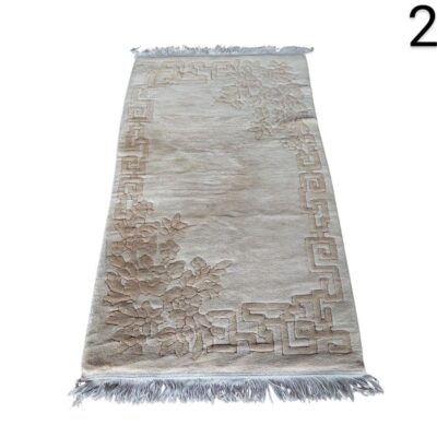 Alfombra beige con flecos y diseño floral tallado alquiler para eventos, publicidad, peliculas y series
