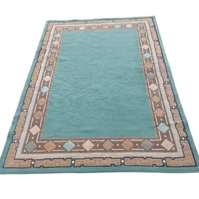 Alfombra rectangular de color azul con un borde geométrico beige y detalles lineales estilo persa 