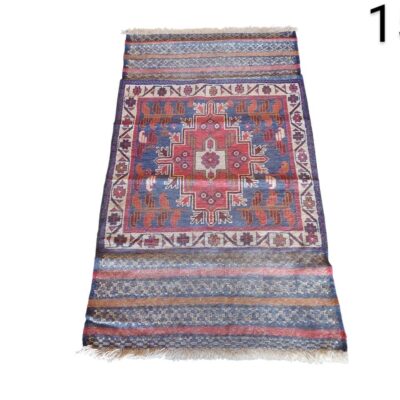 Alfombra caucásica vintage anudada a mano de Azerbaiyán, con un diseño geométrico tribal en azul y rojo alquiler para eventos, publicidad, peliculas y series