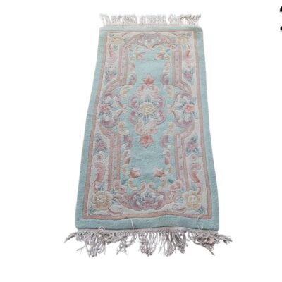 Alfombra china de lana anudada a mano con un diseño floral clásico en tonos verdes y rosas