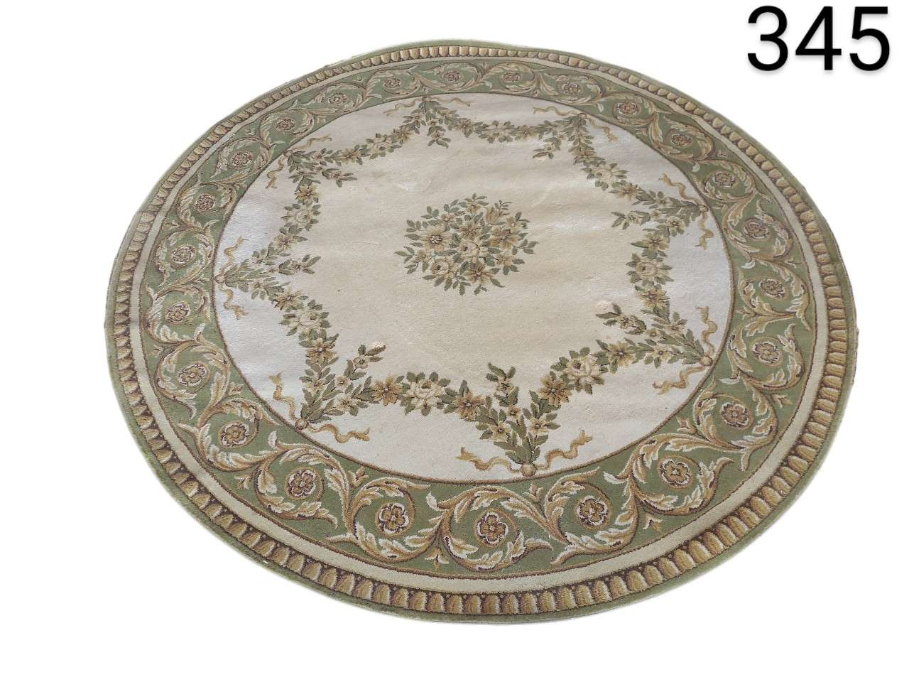 Alfombra circular de la colección Safavieh Lyndhurst con un diseño oriental tradicional en tonos salvia y marfil alquiler para eventos, publicidad, peliculas y series